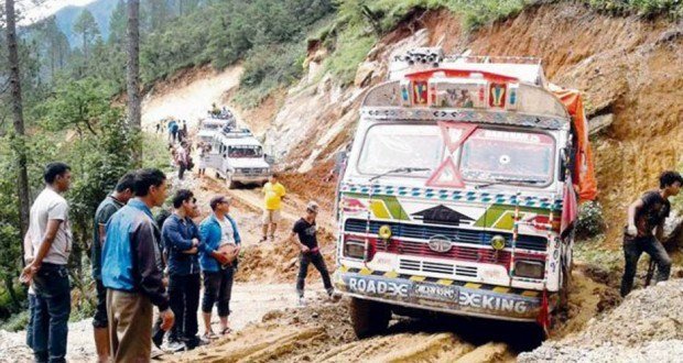 बर्षातसंगै रोल्पाका सबै सडक अवरुद्ध
