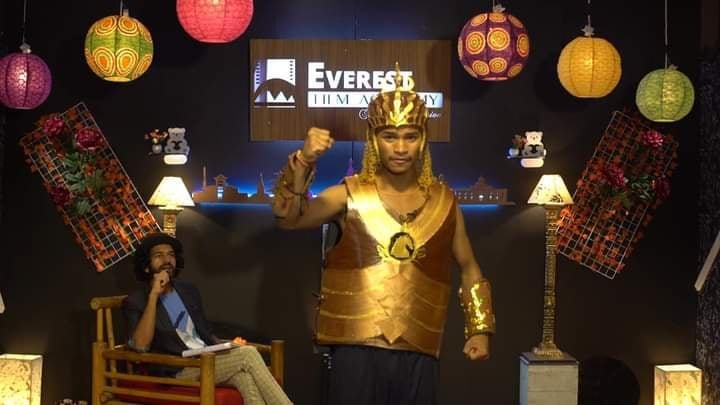 अभिनेता मनिष राउतले स्टान्डअप शो निर्देशन गर्दै