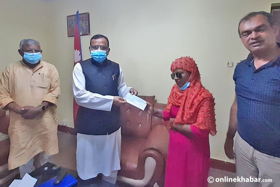 प्रदेश सरकारले  एसिडपीडित आरती साहलाई ५ लाख सहयोग