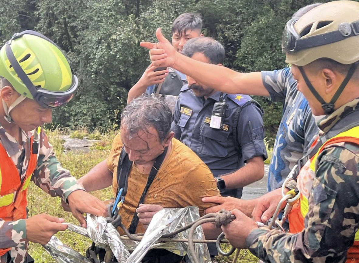 २२ घण्टापछि भीरमा अड्किएका शिक्षकको उद्धार