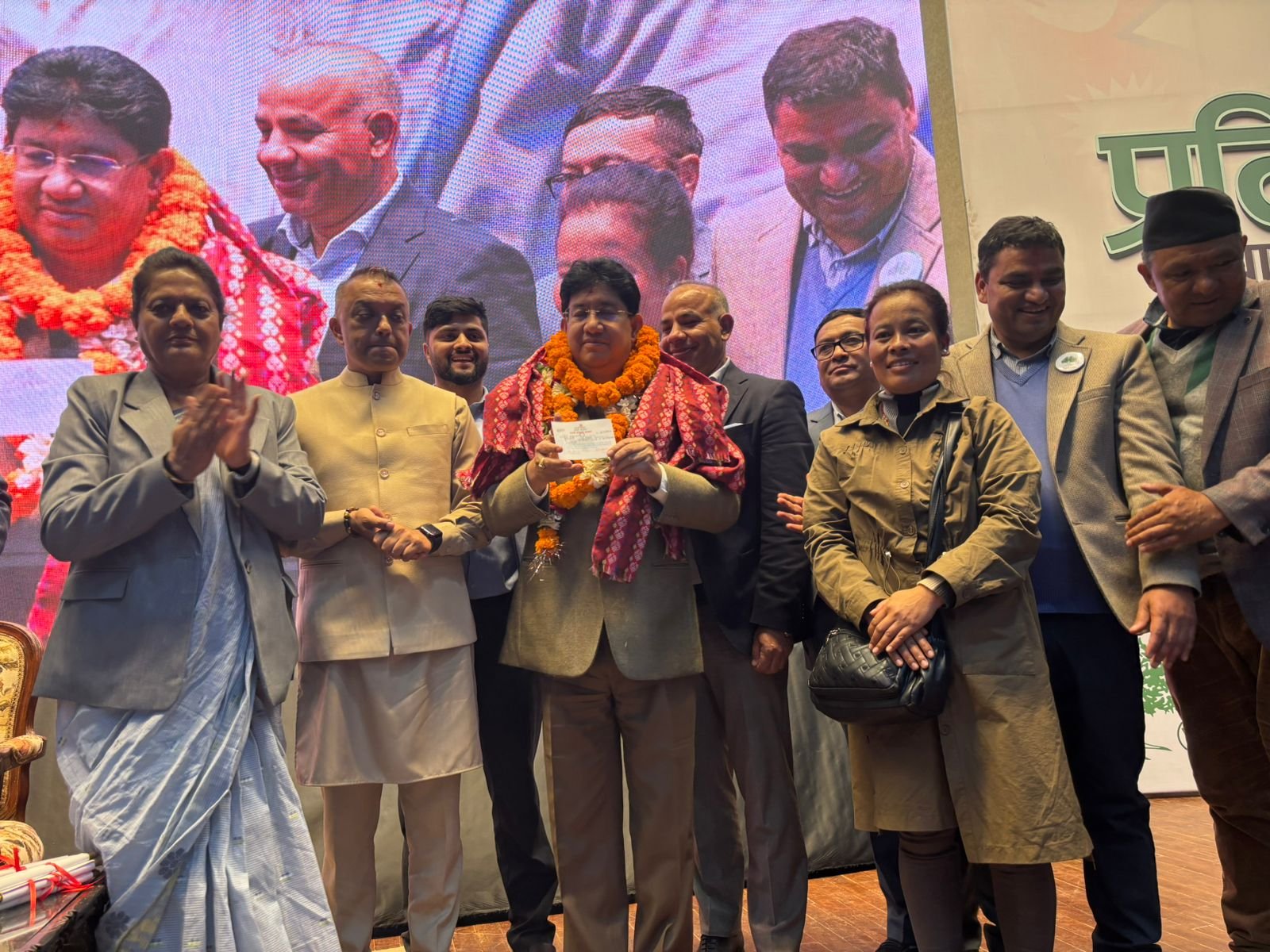 रसुवाबाट एमालेका पूर्व अध्यक्ष जनार्दन ढकाल सहित झण्डै सय नेता–कार्यकर्ता कांग्रेस प्रवेश