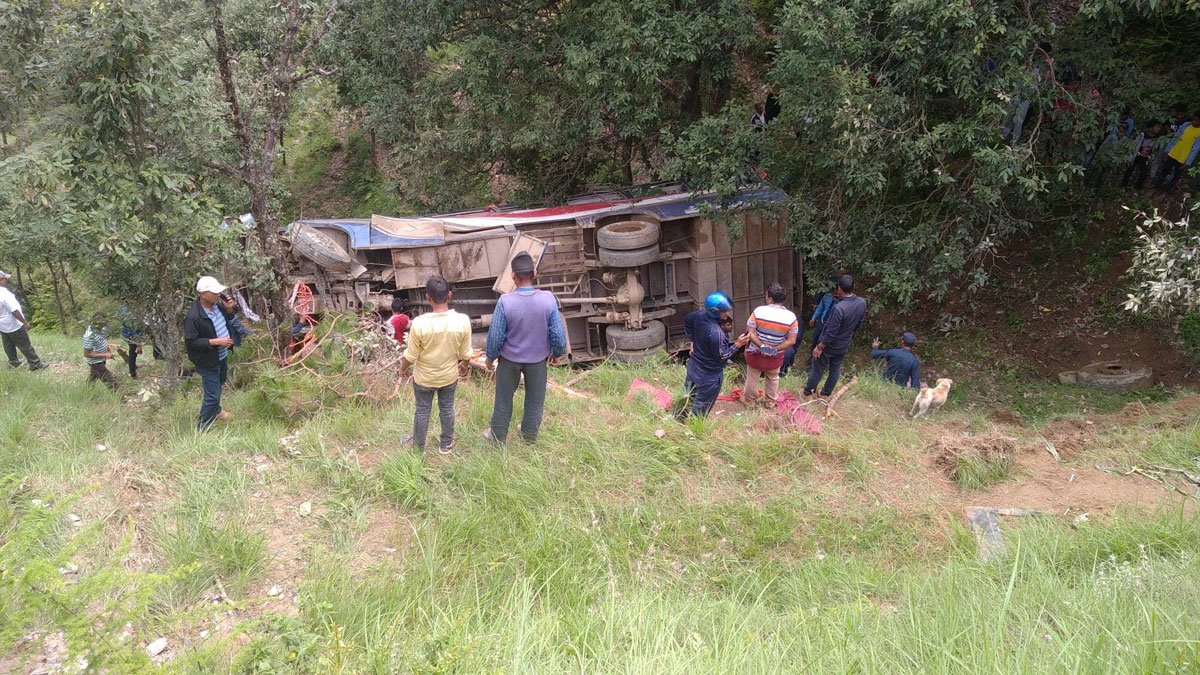 बैतडीमा बस दुर्घटना हुँदा ३९ जना घाइते