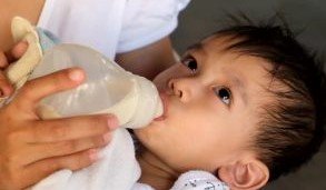 शिशुहरू दुध पिएपछि बान्ता किन गर्छन् ? जान्नुहोस् कारण र रोकथामका उपाय