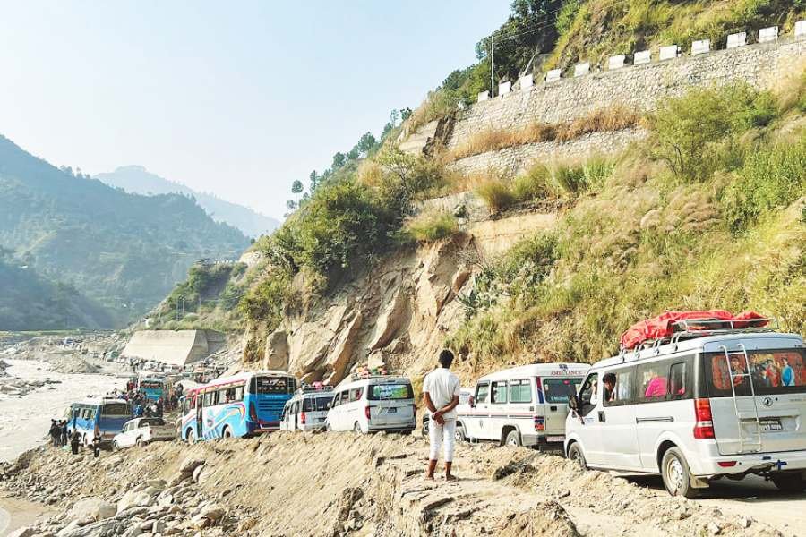 बाढीपहिरोको जोखिम: बीपी राजमार्ग राति बन्द