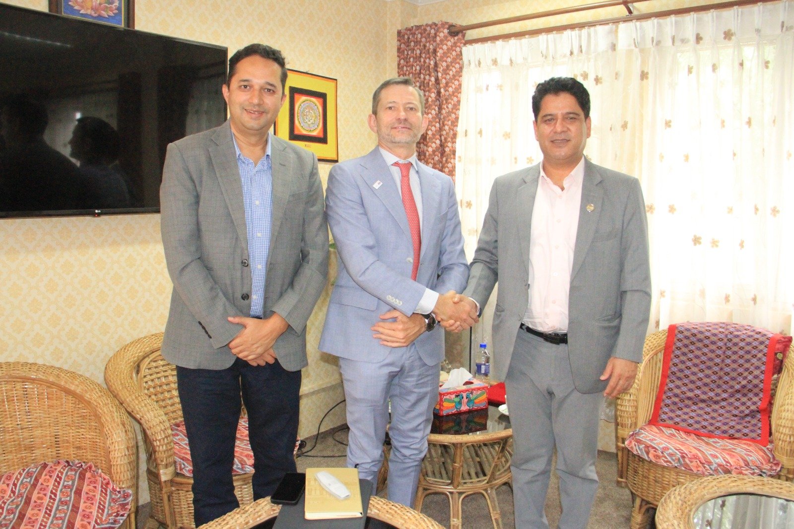 मन्त्री भण्डारीसँग रोजगारदाताको अन्तर्राष्ट्रिय संगठन IOEका महासचिव सान्तोसको शिष्टाचार भेट