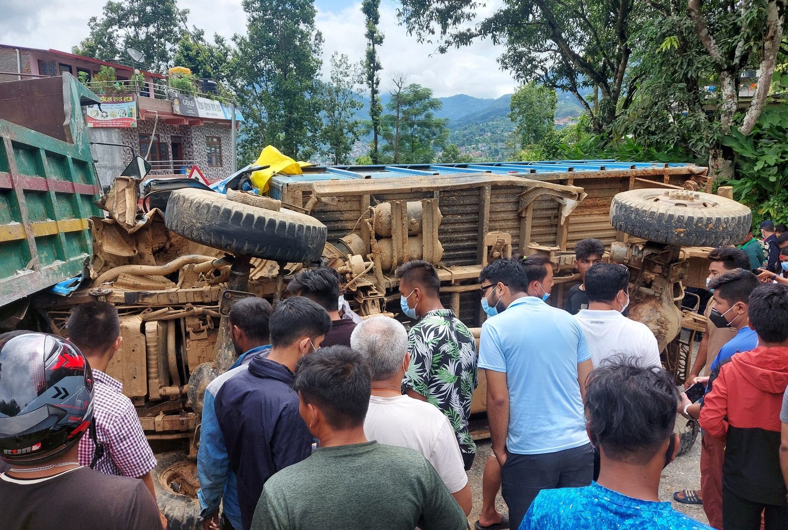 निलकण्ठ-८ बगैँचामा आइचर दुर्घटना हुदा ३५ जना घाईते