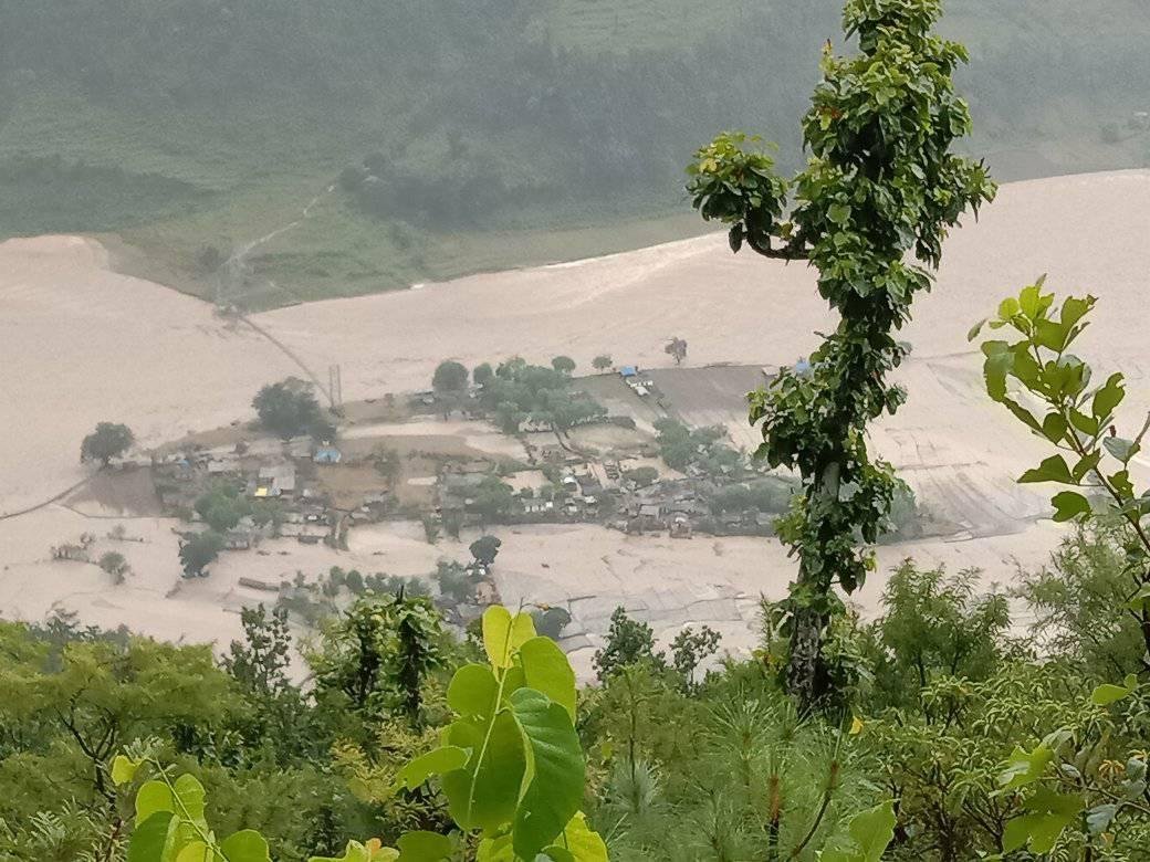 बैतडी बाढी : ढुंगाड टापुमा  ब्यक्तिको उद्धार गर्न नसकी हेलिकप्टर फिर्ता