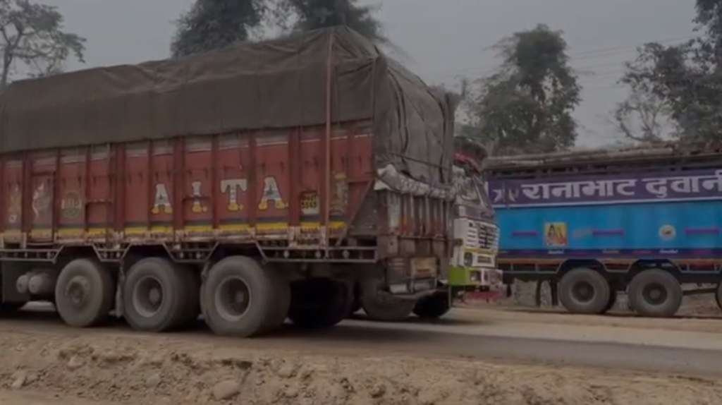 दुम्कीबासमा डाभर्सन बगाएपछि पूर्वपश्चिम राजमार्ग अवरुद्ध: