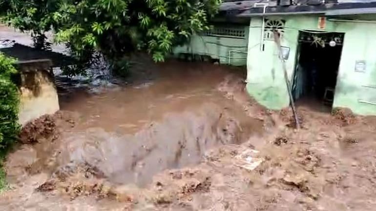 भारतमा बाढीका कारण १५ जनाको मृत्यु, १०० बेपत्ता
