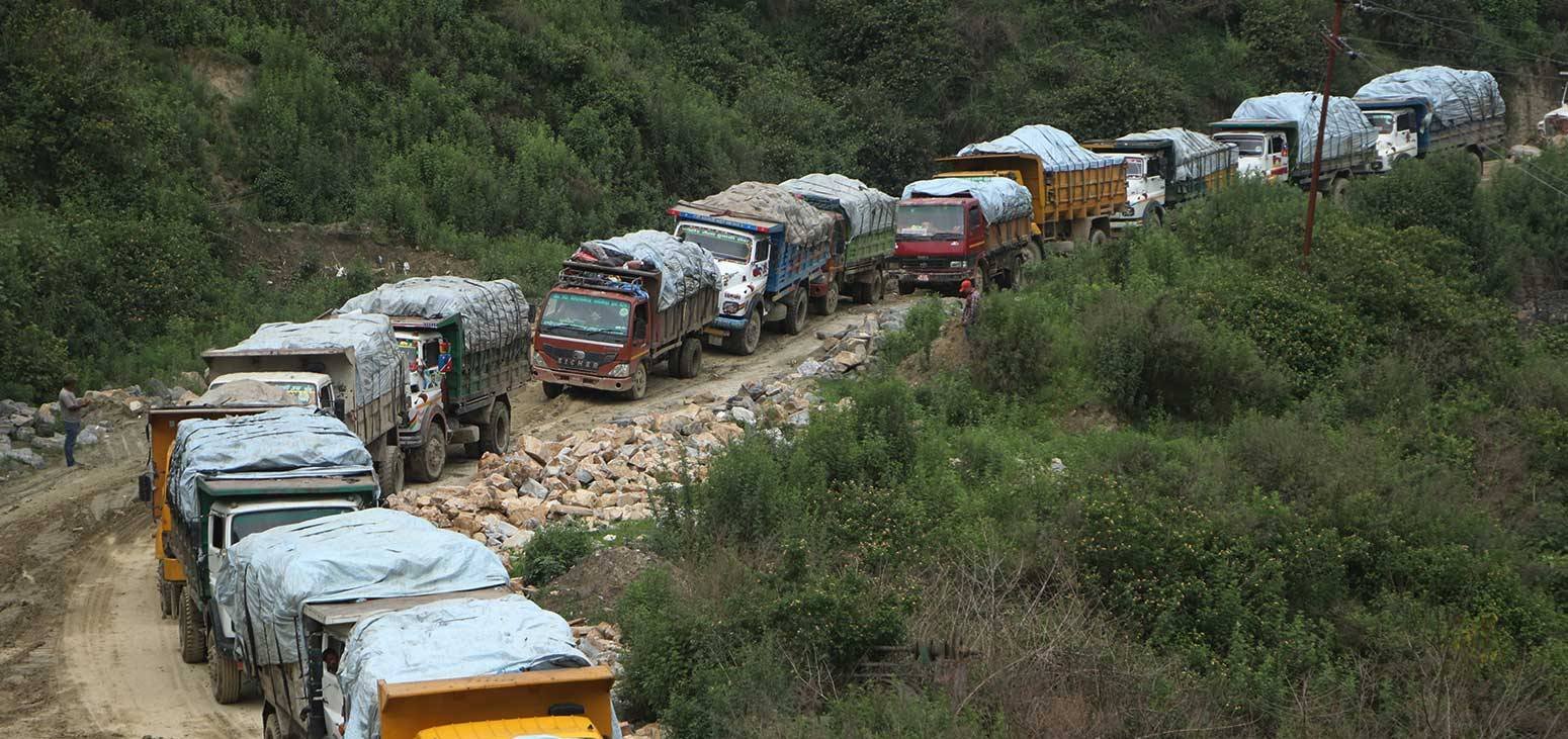 अवरोधबीच बन्चरेडाँडामा फालियो १२ सय मेट्रिक टन फोहोर