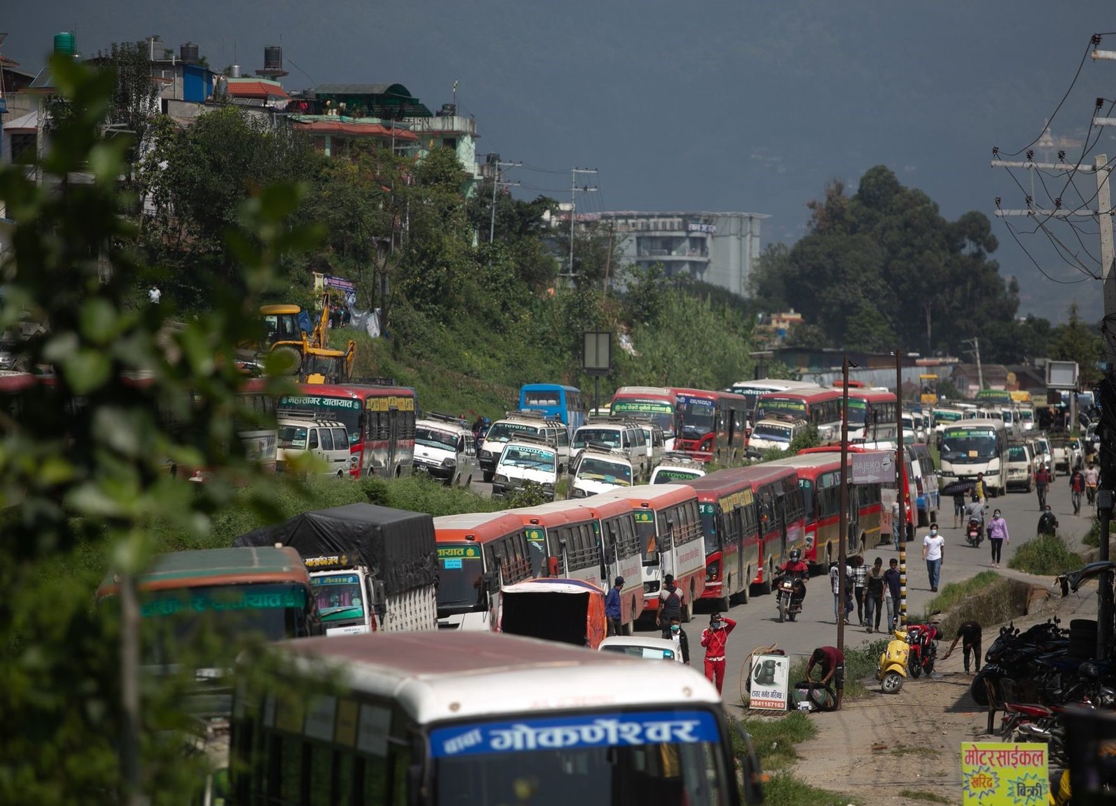 यातायात व्यवसायीले भाडा बढाउन माग गर्दै सडकमै तेर्स्याए गाडी