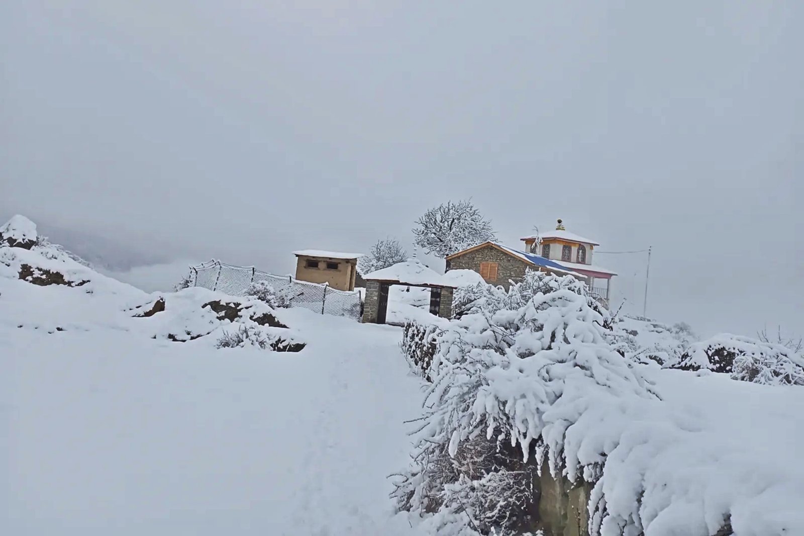 सुदूरपश्चिमका पहाडी जिल्लामा हिमपात, भिमदत्त राजमार्ग अवरुद्ध,