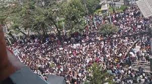 संसद भवन अगाडि पुगे जेनजी, प्रहरीले  गर्यो  अश्रुग्याँस प्रहार