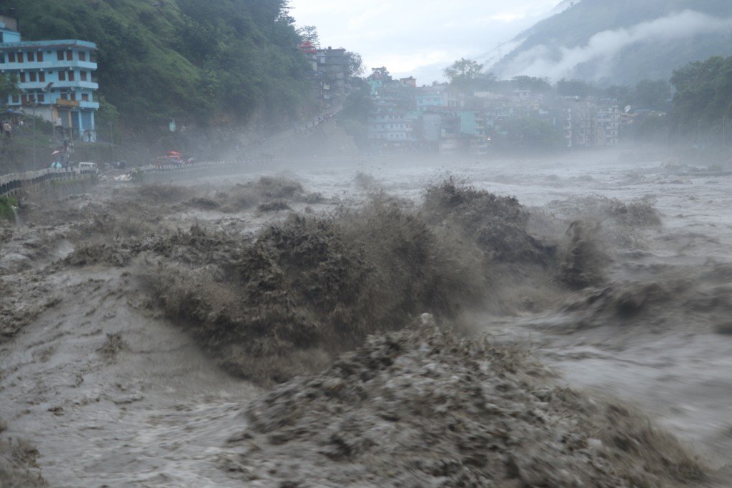 दुधकोशी र तमोरमा खतराको तह पार, कहाँ-कहाँ छ जोखिम ?