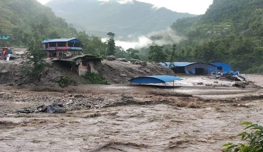 मेलम्चीमा फेरी भिषण बाढी आयो, माईकिङ गरेर सतर्कताको आग्रह