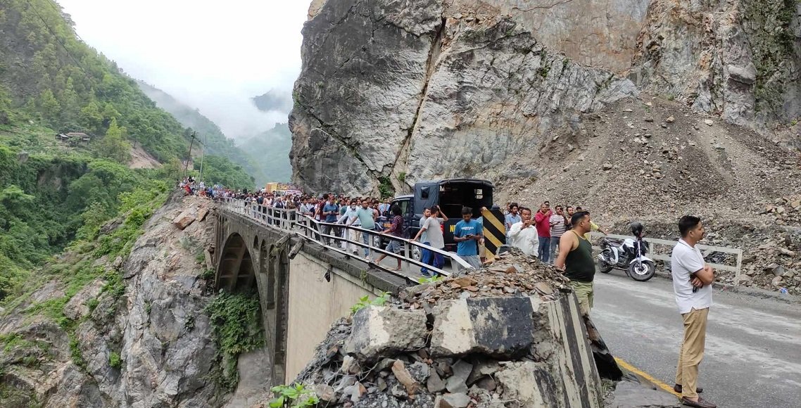 पहिरोले फेरी नारायणगढ-मुग्लिन सडक अवरुद्ध