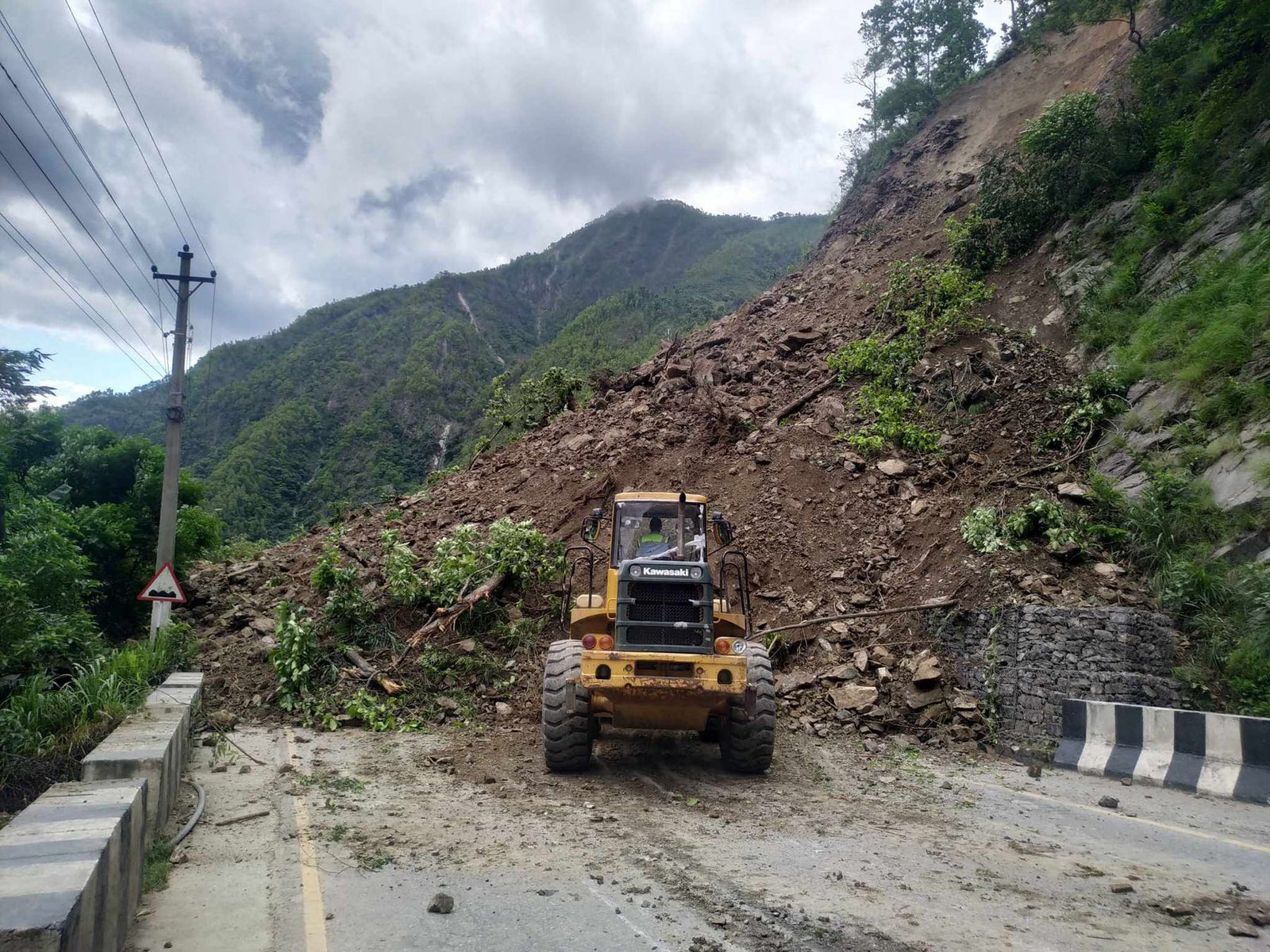 पहिरोका कारण नारायणगढ-मुग्लिन सडकखण्ड फेरी अवरुद्ध