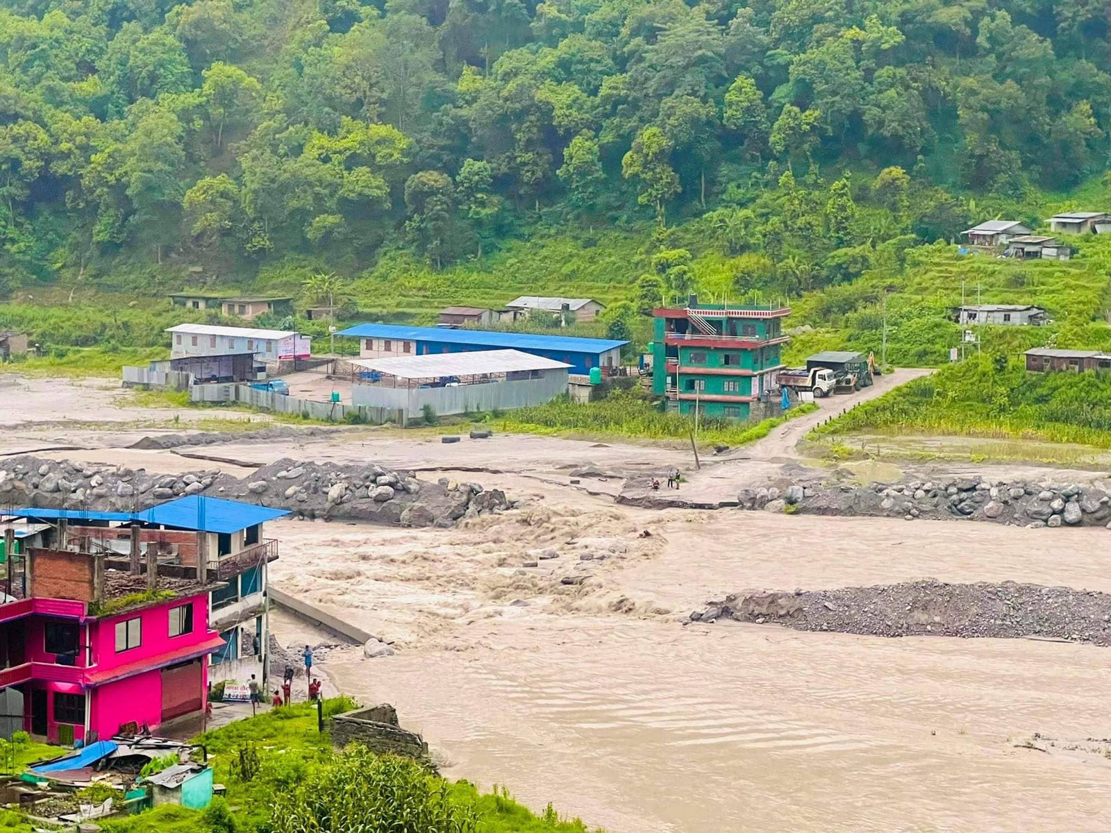 सडक अवरुद्ध, हेलम्बुको फाँट डुबानमा