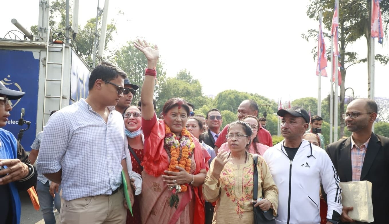 काठमाडौँ महानगर प्रमुख उम्मेदवार सिर्जना सिंहले संकल्प-पत्र सार्वजनिक गर्दै