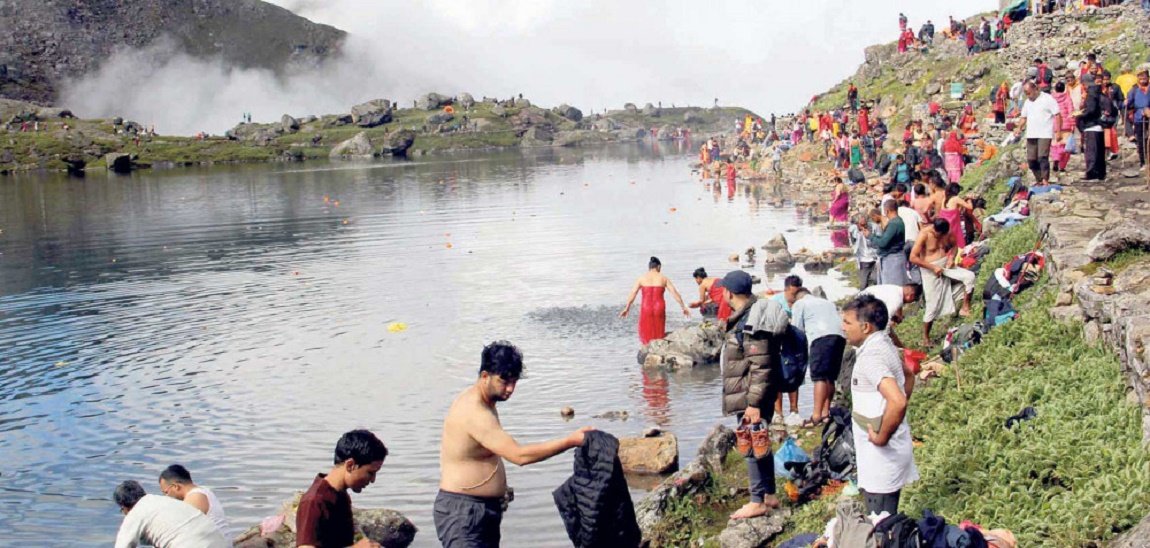 गोसाइँकुण्ड मेलाका लागि खाद्यान्न ढुवानी सुरू