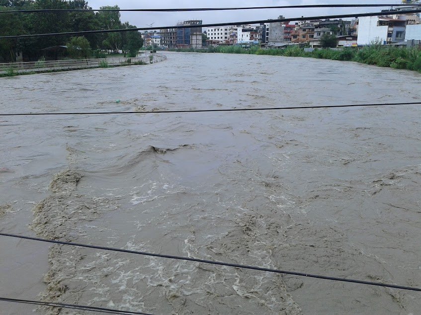 शंखमुल पुलबाट बागमतीमा श्रीमती हाम्फालिन्, श्रीमानले बचाए