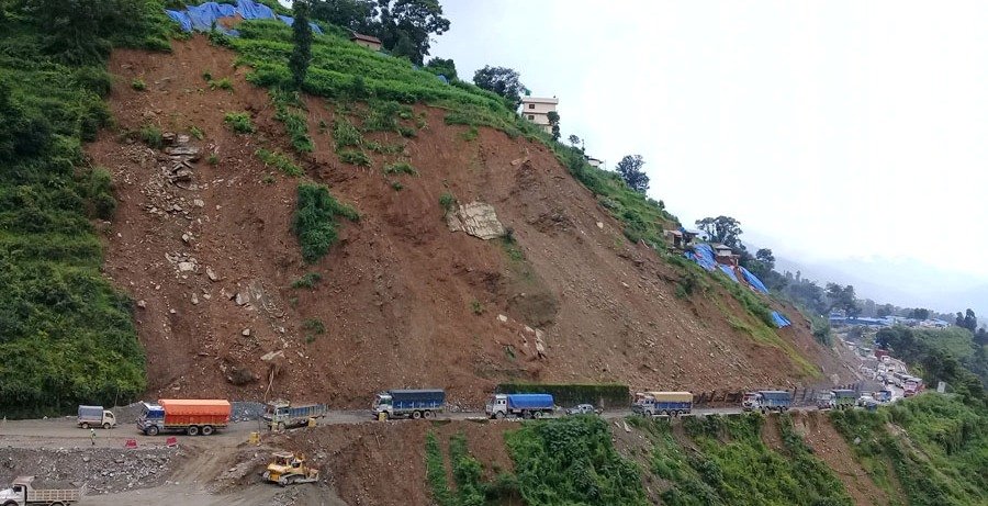 नाग्दी खोलामा पहिरो, पृथ्वी राजमार्ग अवरुद्ध