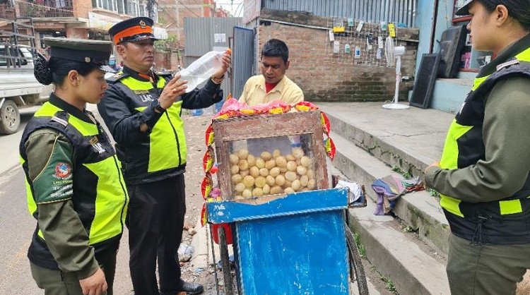 पानीपुरी, चटपटे लगायत खानेकुरा बेच्न प्रतिबन्ध लगाउने काठमाडौं महानगरको तयारी