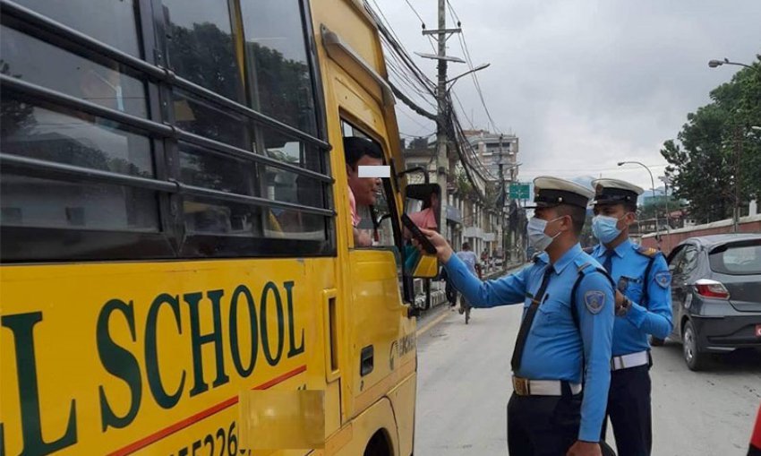 निजी विद्यालय सञ्चालक फेरी चक्रपथमा  निकाले बससहित र्‍याली