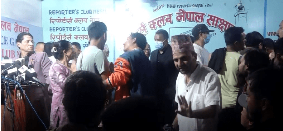 जेनजीको पत्रकार सम्मेलनमै भयो  हात हालाहाल
