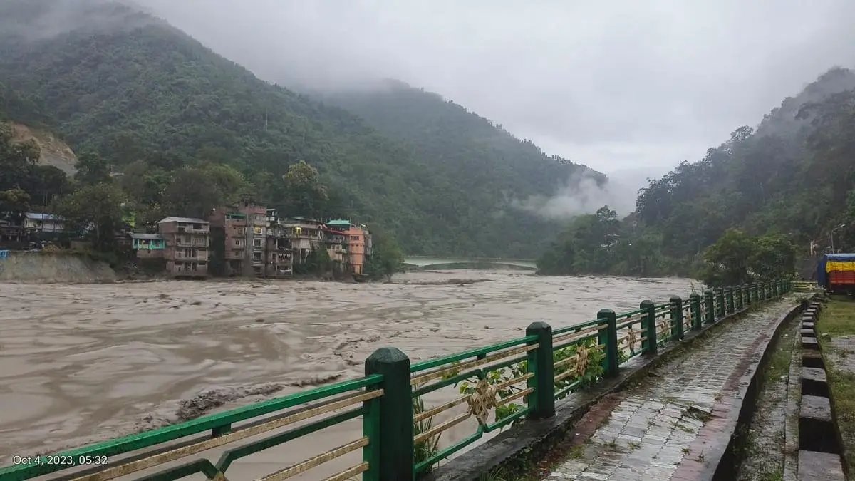 टिष्टा नदीको बाढीमा परेर २३ जना सैनिक बेपत्ता