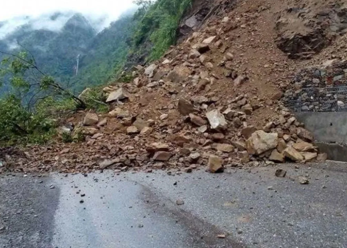 पृथ्वी राजमार्गको याम्पा-आँबुखैरेनी सडक अवरुद्ध