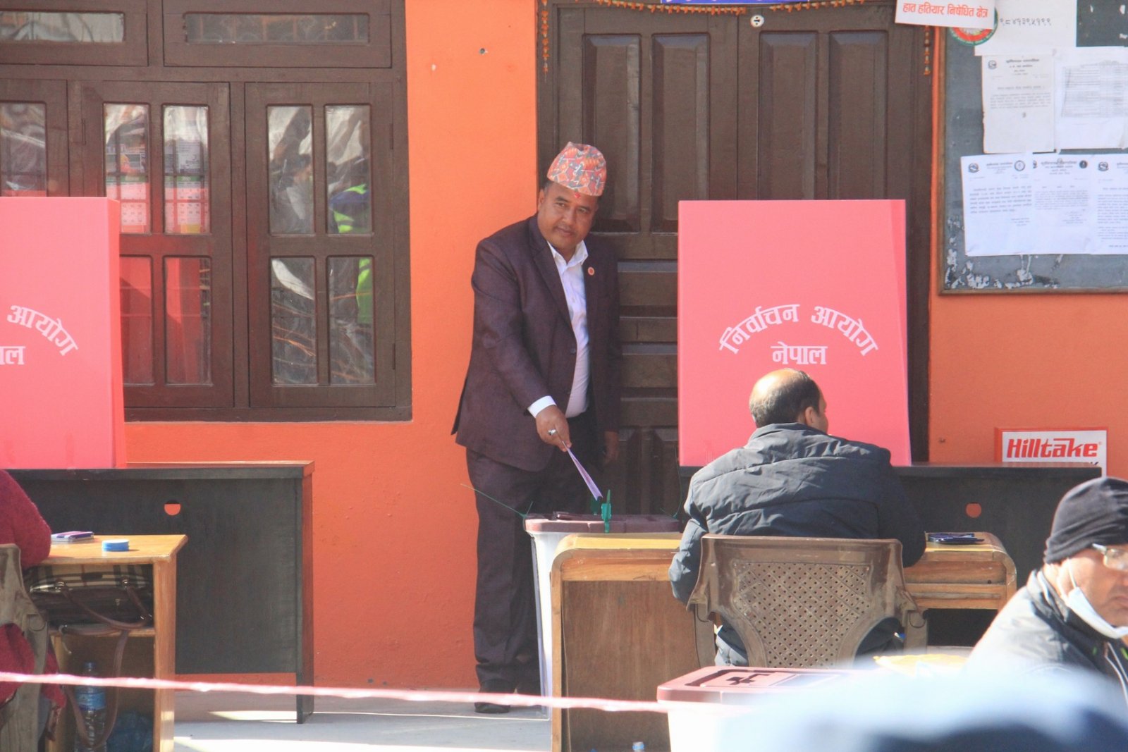 भक्तपुर-२ प्रतिनिधि सभाका उम्मेद्वार महेश बस्नेतले गरे मतदान