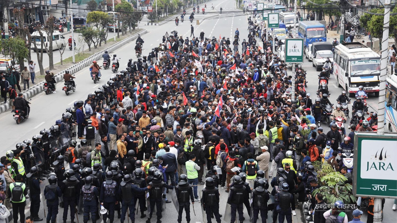 तस्बिरमा हेर्नुहोस ओलीलाई रिहाइको माग गर्दै माइतीघरमा एमालेको प्रदर्शन